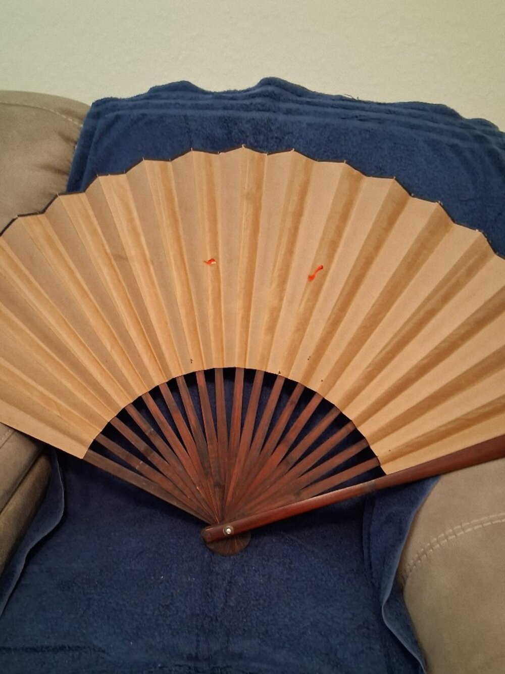 Vintage Japanese Large 42" Folding Wall Fan Peacock Peonies Gold Foil Asian Art - Picture 4 of 5
